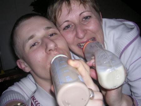 mon frere et ma mere aevc des biberons a ma niece