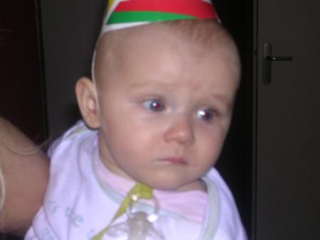 ma niece avec un truc sur la tete